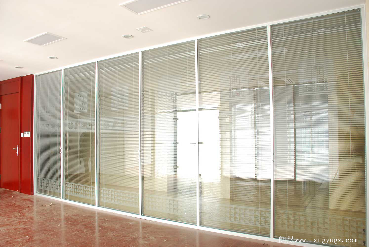 成都工装公司教您.办公室装修时如何合理使用玻璃隔断-工装设计-成都