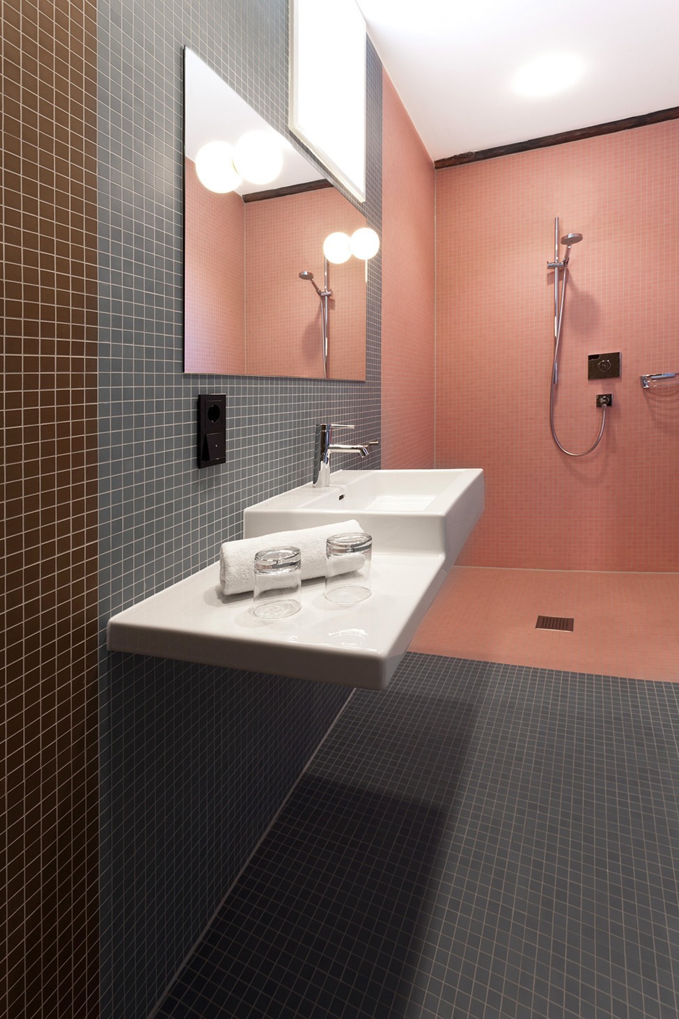 国外宾馆粉色主题卫生间装修效果图