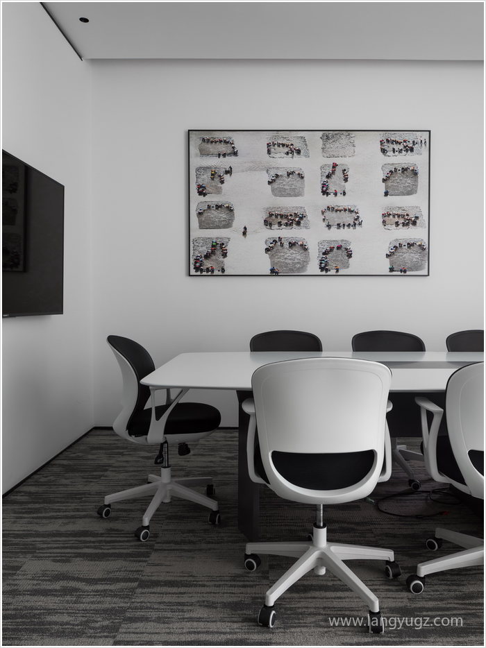 黑白极简小型会议室装修效果图