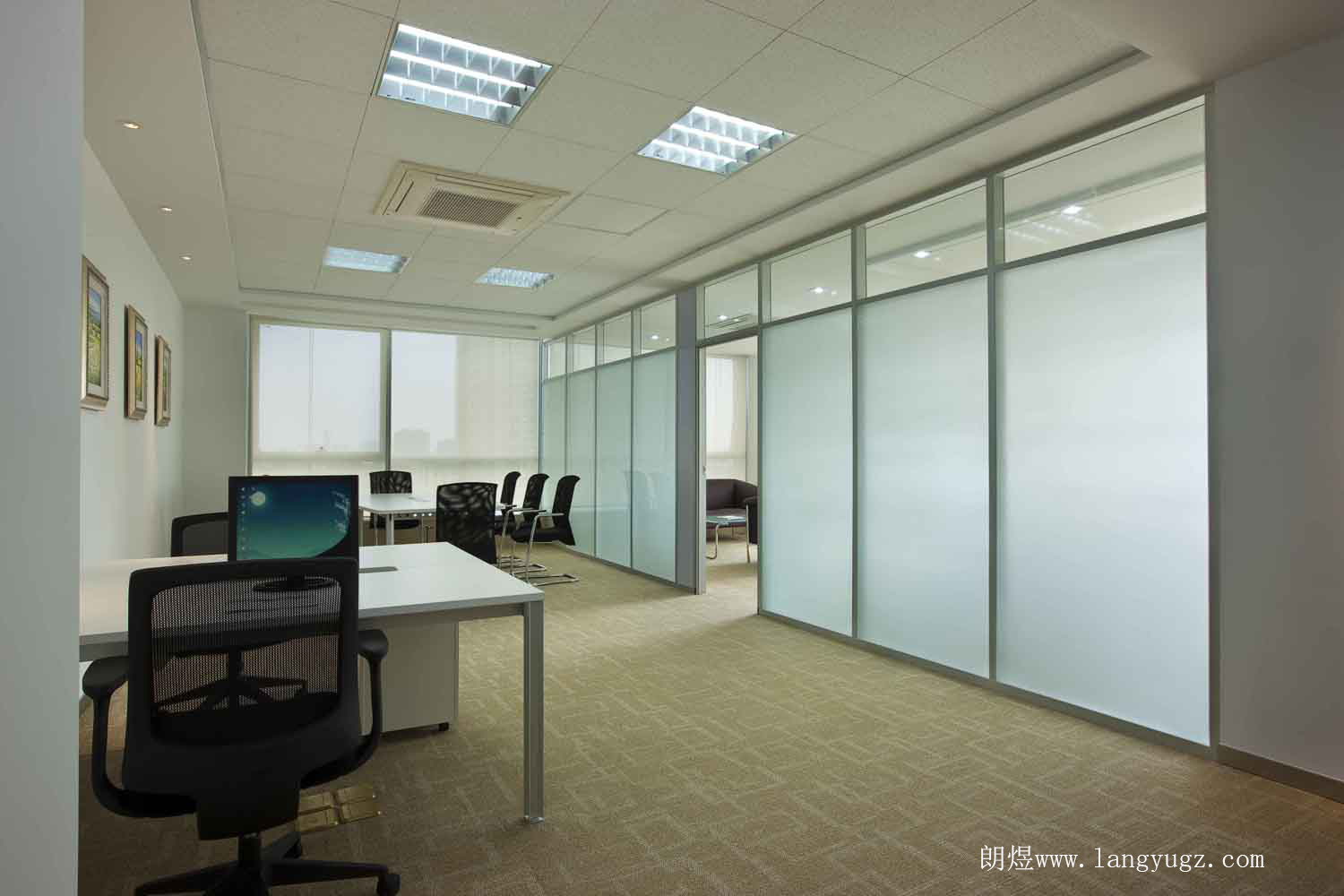 如何将办公室玻璃隔断打造得更好-广州艺高斯隔断