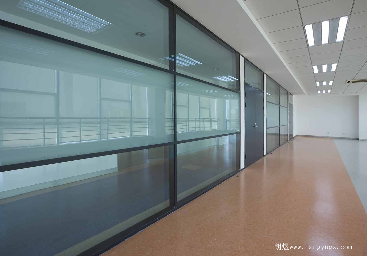 现代办公室装修玻璃隔断解决方案丨深圳办公室装修攻略